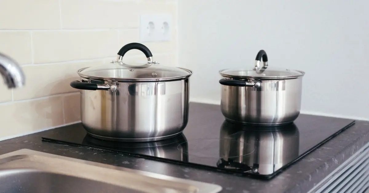 Comparatif : Plaques de cuisson en fonte vs en inox